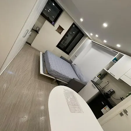 Finestra Speciale Su Palazzo Rosso. Monolocale Apartamento *