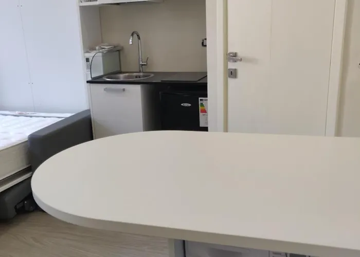 Finestra Speciale Su Palazzo Rosso. Monolocale