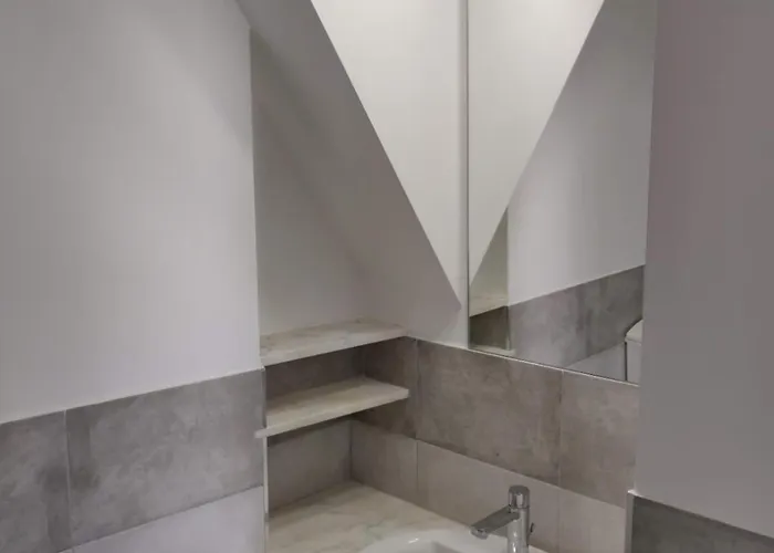 Finestra Speciale Su Palazzo Rosso. Monolocale *